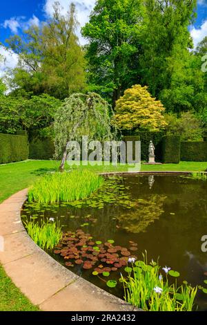 La paisible transité des eaux fixes dans le jardin circulaire de la piscine à KNightshayes court, n ° Tiverton, Devon, Angleterre, Royaume-Uni Banque D'Images