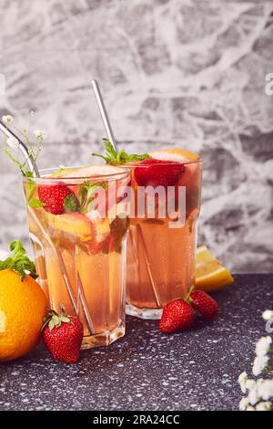 Detox été cocktail de fraises aux agrumes. Un détox vitaminisé et rafraîchissant. Banque D'Images