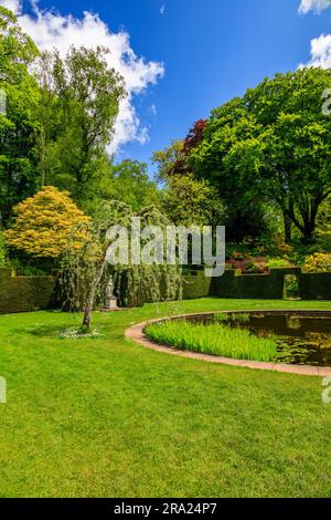 La paisible transité des eaux fixes dans le jardin circulaire de la piscine à KNightshayes court, n ° Tiverton, Devon, Angleterre, Royaume-Uni Banque D'Images