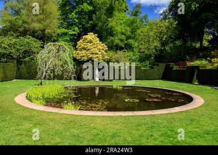 La paisible transité des eaux fixes dans le jardin circulaire de la piscine à KNightshayes court, n ° Tiverton, Devon, Angleterre, Royaume-Uni Banque D'Images