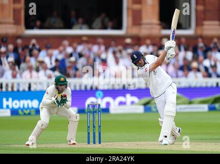 Ollie Robinson (à droite), en Angleterre, pris de derrière par Alex Carey, en Australie, lors d'une livraison par Travis Head au cours du troisième jour du deuxième match de test des cendres à Lord's, Londres. Date de la photo: Vendredi 30 juin 2023. Banque D'Images