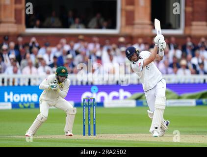 Ollie Robinson (à droite), en Angleterre, pris de derrière par Alex Carey, en Australie, lors d'une livraison par Travis Head au cours du troisième jour du deuxième match de test des cendres à Lord's, Londres. Date de la photo: Vendredi 30 juin 2023. Banque D'Images