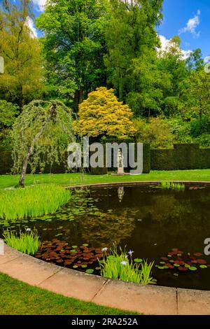 La paisible transité des eaux fixes dans le jardin circulaire de la piscine à KNightshayes court, n ° Tiverton, Devon, Angleterre, Royaume-Uni Banque D'Images