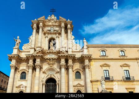 La place de la Cathédrale et la Cathédrale de Syracuse (Duomo di Siracusa), formellement la Catedrale Metropolitana della Natività di Maria Santissima, est un an Banque D'Images