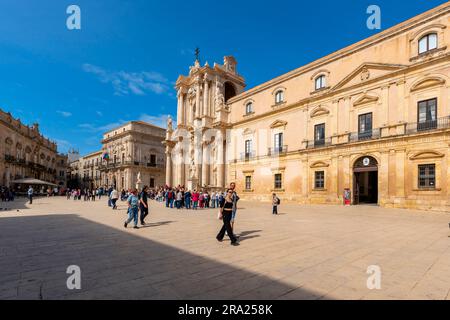 La place de la Cathédrale et la Cathédrale de Syracuse (Duomo di Siracusa), formellement la Catedrale Metropolitana della Natività di Maria Santissima, est un an Banque D'Images