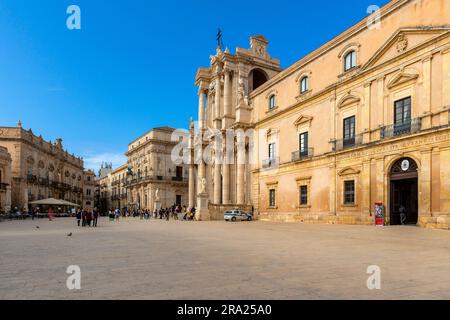 La place de la Cathédrale et la Cathédrale de Syracuse (Duomo di Siracusa), formellement la Catedrale Metropolitana della Natività di Maria Santissima, est un an Banque D'Images