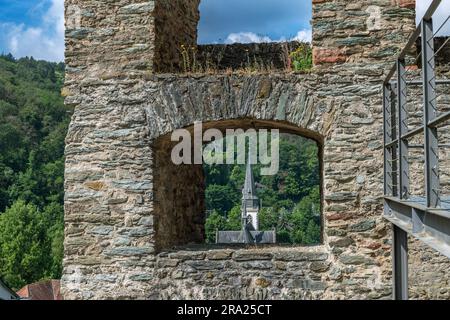 Vue depuis les ruines du château jusqu'à la vieille ville d'Eppstein, Hesse, Allemagne Banque D'Images