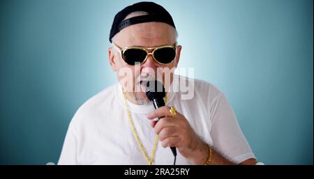 Music Party Star en lunettes de soleil avec microphone. Homme sur scène Banque D'Images