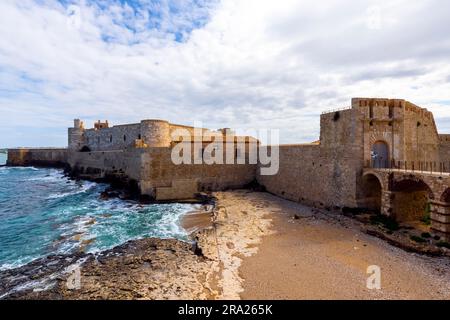 Vue sur le château de Maniace, île Ortigia à Syracuse, Sicile, Italie. Patrimoine mondial de l'UNESCO. Banque D'Images