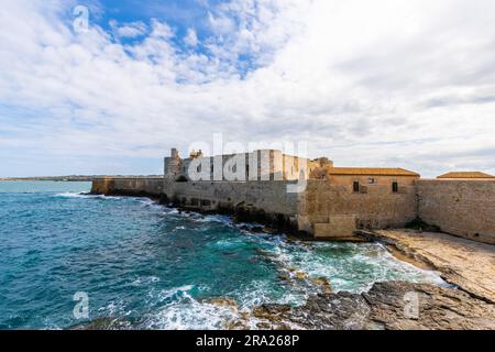 Vue sur le château de Maniace, île Ortigia à Syracuse, Sicile, Italie. Patrimoine mondial de l'UNESCO. Banque D'Images