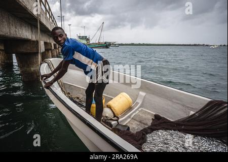 (230630) -- KWALE, 30 juin 2023 (Xinhua) -- Un pêcheur capture des poissons dans l'est du Kenya, au 22 juin 2023. Le premier lot de produits d'anchois sauvages du Kenya a fait ses débuts à la troisième édition de l'exposition économique et commerciale Chine-Afrique, jeudi, Afrique. Selon les statistiques douanières, les exportations agricoles africaines vers la Chine ont augmenté rapidement ces dernières années, et la Chine est maintenant devenue le Credit: Xinhua/Alamy Live News Banque D'Images