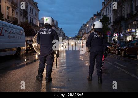 Bruxelles, Belgique. 29th juin 2023. Faisant écho aux émeutes qui ont eu lieu en France à la suite de la mort de Nahel, un homme de 17 ans tué par un policier à Nanterre, de nombreux jeunes se sont rassemblés en fin de compte dans la capitale belge. 3 voitures ont été incendiées et la police a procédé à de nombreuses arrestations administratives. Credit: LE PICTORIUM / Alamy Live News Banque D'Images