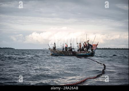 (230630) -- KWALE, 30 juin 2023 (Xinhua) -- les pêcheurs pêchent du poisson dans l'est du Kenya, au 22 juin 2023. Le premier lot de produits d'anchois sauvages du Kenya a fait ses débuts à la troisième édition de l'exposition économique et commerciale Chine-Afrique le jeudi.Credit: Xinhua/Alamy Live News Banque D'Images