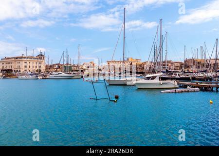 Voiliers à Syracuse port, île Ortygia, province de Sicile, Italie,. Banque D'Images