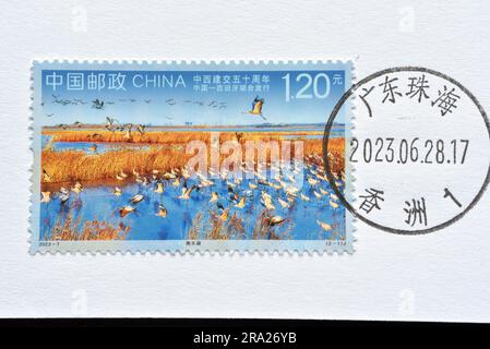 CHINE - VERS 2023: Un timbre imprimé en Chine montre 2023-7 l'anniversaire 50th des relations diplomatiques Chine-Espagne lac hengshui, vers 2023. Banque D'Images