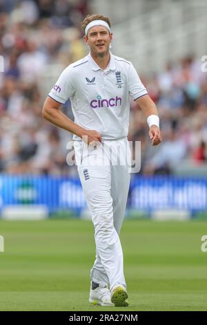 Stuart Broad d'Angleterre polit le ballon pendant le LV= Insurance Ashes Test Series deuxième jour de test 3 Angleterre contre Australie à Lords, Londres, Royaume-Uni, 30th juin 2023 (photo de Mark Cosgrove/News Images) Banque D'Images