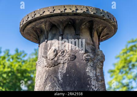 Détail d'une colonne tombale d'après un dessin du Capsar David Friedrich au cimetière Elias à Dresde. Les pierres tombales dans une grande variété de formes racontent 200 ans d'histoire de la ville résidentielle de Dresde. Le cimetière Elias de Dresde, en Allemagne, est désaffecté depuis 1876 et fermé depuis 1924 Banque D'Images