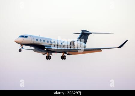 Flex Jet Gulfstream Aerospace G650 (G-VI) (Règl. : 9h-648FX) piste d'atterrissage 31 en fin de soirée. Banque D'Images
