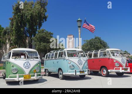 Vintage VW bus, voiture de collection, montré garé devant la mairie de Pasadena. Banque D'Images