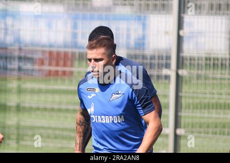 Saint-Pétersbourg, Russie. 30th juin 2023. Danil Krugovoy, du club de football de Zenit, se réchauffe lors de la séance d'entraînement au centre d'entraînement de Gazprom avant le tournoi international de football, la coupe pari Premier. Crédit : SOPA Images Limited/Alamy Live News Banque D'Images