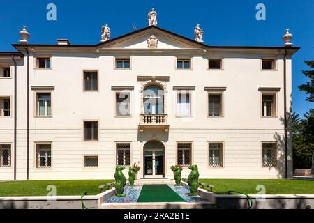 Vicenza, Italie - 4 août 2009 : façade de la Villa alla scalette à Vicenza. La villa abrite les objets d'art de l'atelier Medini. Banque D'Images