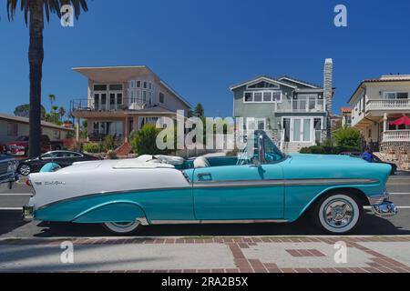 Chevrolet Bel Air 1956 montrée en stationnement. Banque D'Images