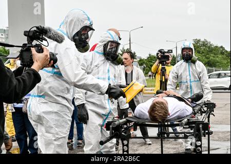 Non exclusif: ZAPORIZHHIA, UKRAINE - 29 JUIN 2023 - les travailleurs en costumes de protection et masques à gaz mesurent les niveaux de rayonnement pendant le commandement et le personnel Banque D'Images