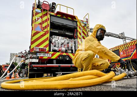 Non exclusif: ZAPORIZHHIA, UKRAINE - 29 JUIN 2023 - Un travailleur gère les vannes par un moteur d'incendie pendant les exercices de commandement et de personnel à pratiquer Banque D'Images