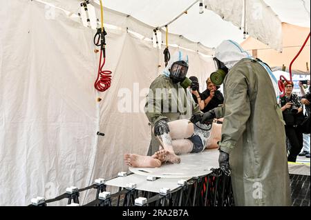 Non exclusif: ZAPORIZHHIA, UKRAINE - 29 JUIN 2023 - les travailleurs en costumes de protection et masques à gaz décontaminent pendant les exercices de commandement et de personnel Banque D'Images