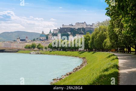 Salzbourg, ville en Autriche, avec centre historique, vu de la rivière Salzach et de Franz-Josef-Kai, avec la cathédrale de Salzbourg, et la forteresse de Hohensalzburg. Banque D'Images