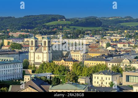 Andräkirche, église paroissiale Saint Andrä, dans la ville de Salzbourg, Autriche, avec vue sur le Heuberg. L'église catholique est située dans le quartier de Neustadt. Banque D'Images