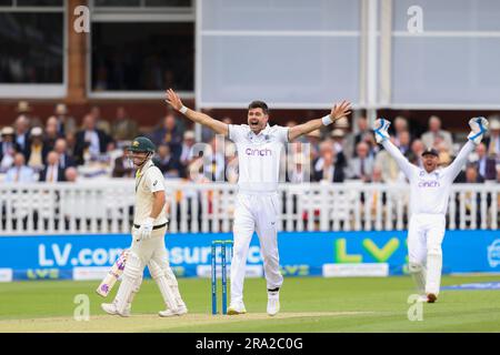 Londres, Angleterre. 30th juin 2023. James Anderson, en Angleterre, interjette des appels sans succès contre David Warner, en Australie, lors du deuxième test des cendres chez Lords. Le crédit photo devrait se lire: Ben Whitley/Alamy Live News. Banque D'Images