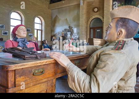 Grande récréation, diorama des Ouzbeks dans l'ancien train, salle d'attente de la gare. Une femme interrogée par un soldat. Au Shon Sharaf Great Patr Banque D'Images