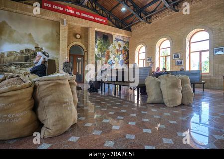 Grands loisirs, diorama des Ouzbeks dans le vieux train, salle d'attente de la gare, grands sacs à côté. Lors de la première Guerre patriotique du Shon Sharaf Banque D'Images