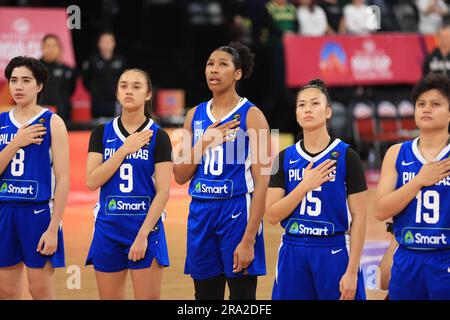 30th juin 2023 ; The Quaycenter, Sydney Olympic Park, Sydney, Nouvelle-Galles du Sud, Australie: Coupe de l'Asie FIBA Womens 2023, Nouvelle-Zélande contre Philippines; les joueurs des Philippines reconnaissent leur hymne national Banque D'Images