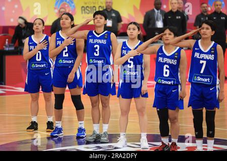 30th juin 2023 ; The Quaycenter, Sydney Olympic Park, Sydney, Nouvelle-Galles du Sud, Australie: Coupe de l'Asie FIBA Womens 2023, Nouvelle-Zélande contre Philippines; les joueurs des Philippines reconnaissent leur hymne national Banque D'Images