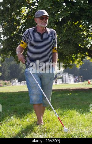 CLASSÉ - 29 septembre 2011, Bade-Wurtemberg, Stuttgart: S21 l'adversaire Dietrich Wagner, gravement blessé dans les yeux par une intervention de la police, marche avec une canne aveugle sur la pelouse du Schlossgarten à Stuttgart le 29 septembre 2011. (À dpa 'presque aveugle Stuttgart 21 adversaire Wagner est mort') photo: Photo alliance / dpa Banque D'Images