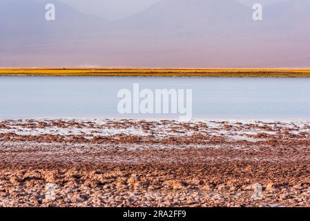 Coucher de soleil brumeux sur le lagon de Tebinquiche dans le désert d'Atacama Banque D'Images
