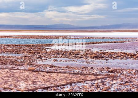 Vue sur le lagon de Tebinquiche dans le désert d'Atacama Banque D'Images