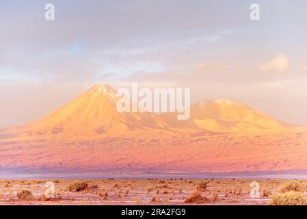 Coucher de soleil sur les sommets enneigés du désert d'Atacama Banque D'Images