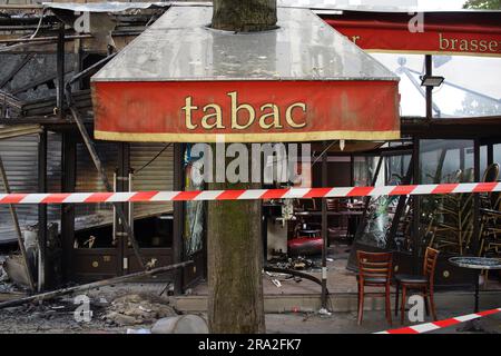 Un café est attaqué après une troisième nuit de violence et d'émeutes à la suite du meurtre d'un adolescent par la police, le Village des fêtes café, rue Louise Thuliez, place de fêtes, 75019, Paris, France - 30 juin 2023 Banque D'Images