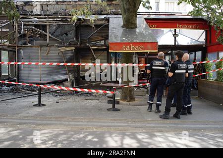 La Marie de Paris et la police française regardent un café qui a été attaqué après une troisième nuit de violence et d'émeutes à la suite du meurtre d'un adolescent par la police, le Village des fêtes café, rue Louise Thuliez, place de fêtes, 75019, Paris, France - 30 juin 2023 Banque D'Images