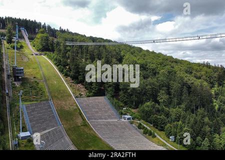 Willingen, Allemagne. 30th juin 2023. Les visiteurs se promènent au-dessus de la passerelle de ski Mühlenkopf. À Willingen, dans le nord de Hesse, le plus long pont suspendu de l'Allemagne ouvrira le 01.07.2023. Credit: Swen Pförtner/dpa/Alay Live News Banque D'Images