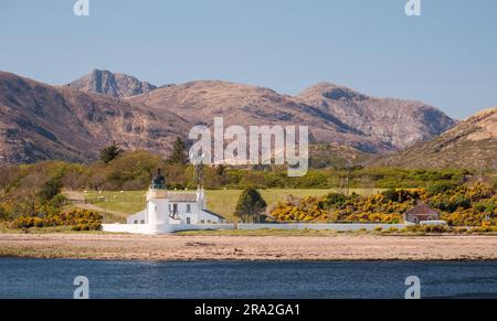 Phare de Corran point à Ardgour vu à travers le Corran Narrows dans le Loch Linnhe. Sgùrr Dhomhnuill et Beinn Mheadhoin au loin Banque D'Images