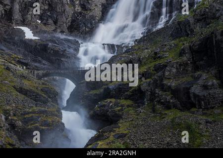 Trollstigen Road en Norvège avec chute d'eau de Stone Bridge et falaises spectaculaires. Destinations pittoresques norvégiennes. Banque D'Images