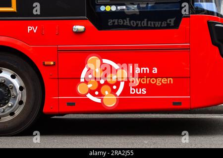 Londres, Angleterre, Royaume-Uni - 14 juin 2023 : panneau sur l'extérieur d'un bus rouge de Londres alimenté par l'hydrogène avec zéro émission Banque D'Images