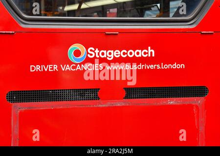 Londres, Angleterre, Royaume-Uni - 14 juin 2023 : signez sur l'extérieur d'un bus rouge de Londres annonçant des postes vacants pour les conducteurs. Le bus est exploité par Stagecoach. Banque D'Images