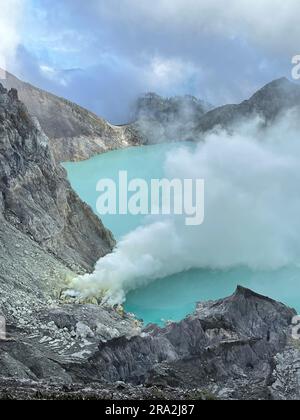 Un paysage magnifique avec le volcan Ijen en Indonésie entouré de montagnes Banque D'Images