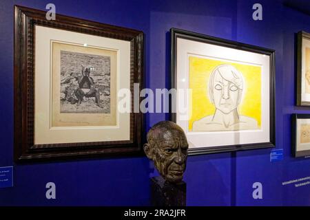 France, Alpes Maritimes, Mougins, Musée d'Art classique Mougins, deux œuvres de Pablo Picasso : à droite, Pablo sur fond jaune, portrait de Picasso par Françoise Gilot, crayon et crayons de couleur sur papier (1946). Sur la gauche, photographie de Picasso par Dora Maar signé et intitulé Picasso avec crâne de boeuf. Au centre, le modèle de Picasso, sculpture de Gabriël Sterck Banque D'Images