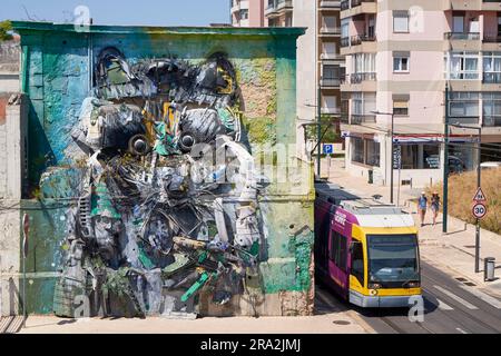 Portugal, Lisbonne, Belém, près du Centre culturel de Belém, Musée Berardo (Museu Colecção Berardo), le raton de l'artiste de rue Bordalo, série Big Trash Animals Banque D'Images